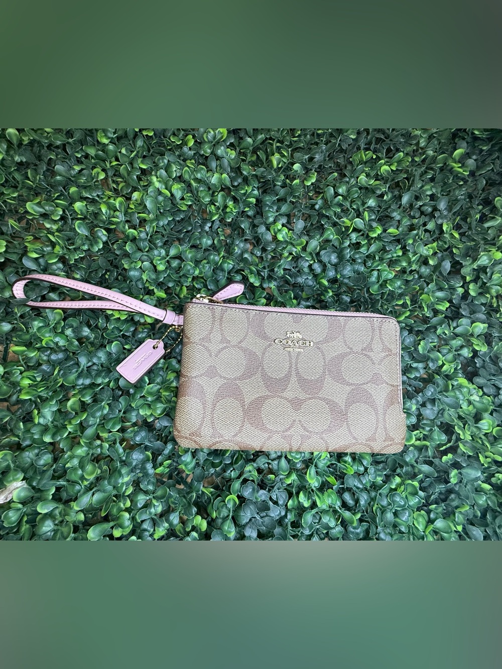 💗 Coach Signature Double Corner Zip Wristlet – Khaki Blossom
